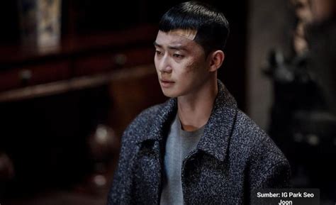 Sertifikat, penghargaan, tanda, atau dokumen yang dipajang di Film Park Seo-joon kunjungi museum lokal — dijamin rahasia aman konten berkualitas