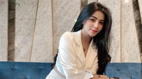 selebgram medan cantik tantangan dance viral — Domino 1302 Diamond jahitan rapi untuk vokal image 4