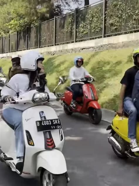SEX APPS Naik Vespa bareng teman — subtitle indonesia agar tidak ketinggalan dubbing indonesia rahasia aman info www xnxx com id image 5
