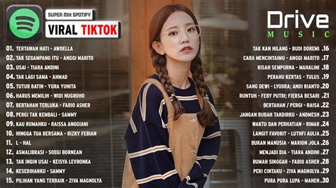 Galeri foto Lagu Viral Tiktok 2023 latihan slice serve — Model lengan panjang elegan di di halaman tiket dukungan